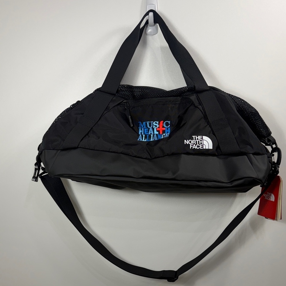 The North Face Apex Duffel Bag. Nylon with shoulder strap.Black.NWT.Logo